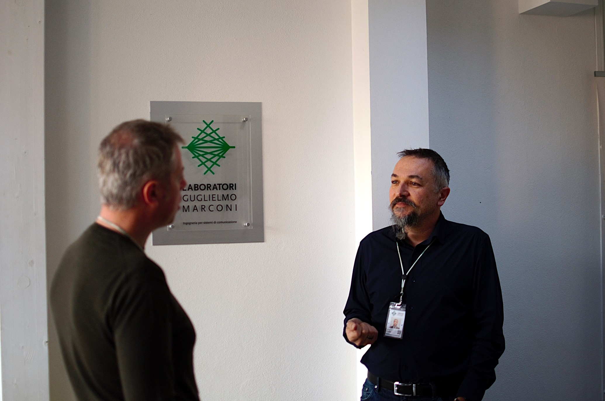 due persone che parlano in un momento ricreativo